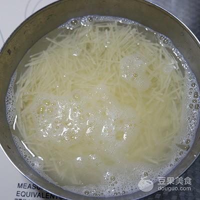 土豆丝卷饼的做法，土豆丝卷饼的配方和做法（真是省事儿又味美）