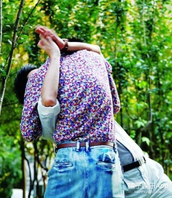 杨幂与赵又廷深情互吻，赵又廷评价与杨幂拍吻戏口感