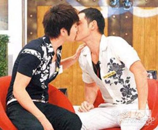 杨幂与赵又廷深情互吻，赵又廷评价与杨幂拍吻戏口感