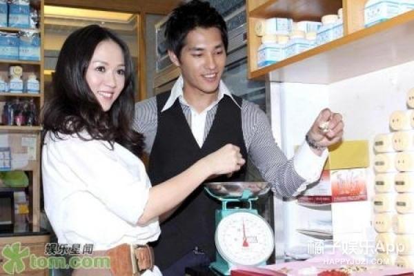 杨幂与赵又廷深情互吻，赵又廷评价与杨幂拍吻戏口感