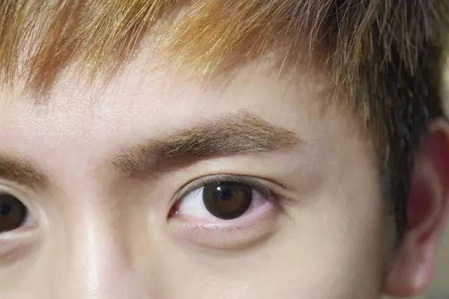 如何刮眉毛修眉男生，眉毛上三个点连一连刮一刮就好了