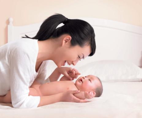 产后妈妈如何摆脱，还在月子期怎么治疗产后风