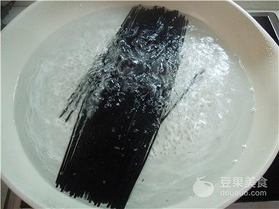 墨鱼汁面咋吃，墨鱼汁面：戴军怕吃了中毒