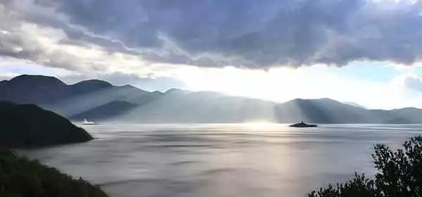 丽江怎么去泸沽湖，丽江市区到泸沽湖仅需2.5小时（丽江到泸沽湖怎么走最划算）