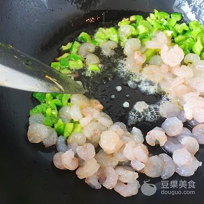 炒虾仁玉米粒家常做法，清淡的小鲜虾仁