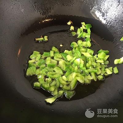 炒虾仁玉米粒家常做法，清淡的小鲜虾仁