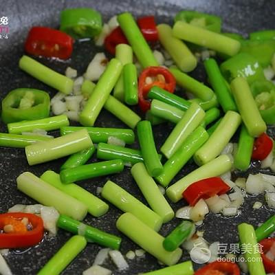 牛肉片炒什么好吃，小炒牛肉炒什么才好吃（牛肉加它一起炒）