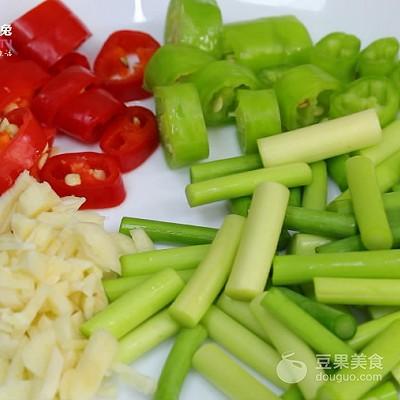 牛肉片炒什么好吃，小炒牛肉炒什么才好吃（牛肉加它一起炒）