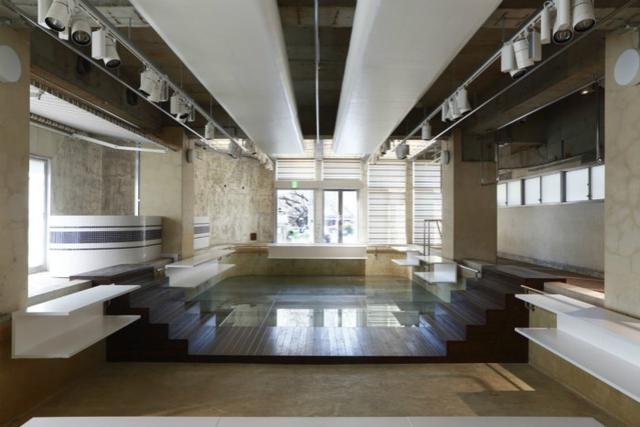 SONY大楼里的便利店，藤原浩展柜