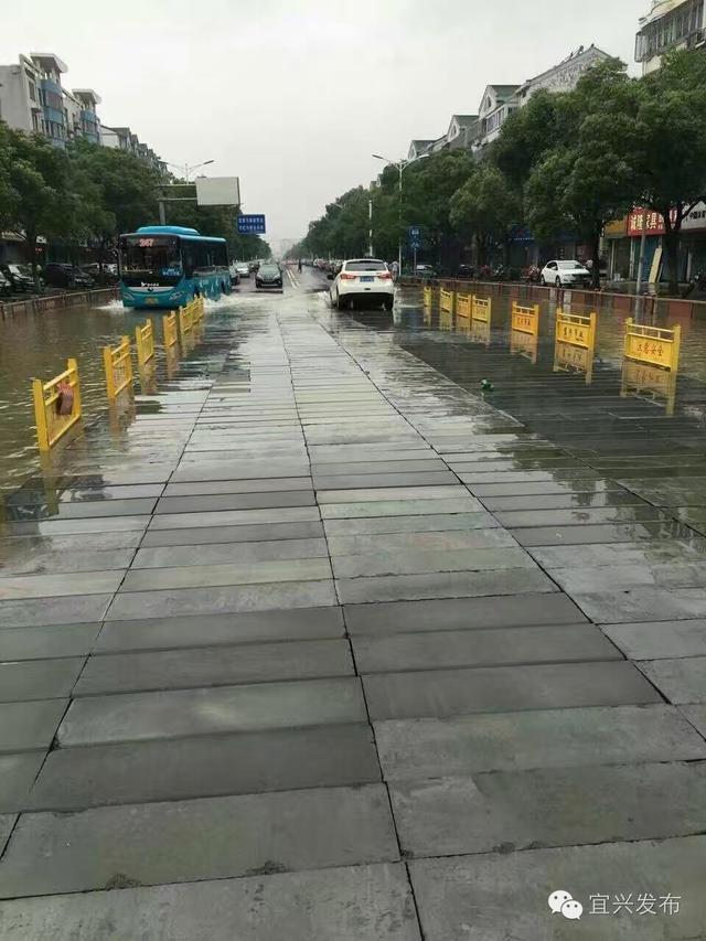 雨水来袭道路积水堵塞，城区多处积水严重