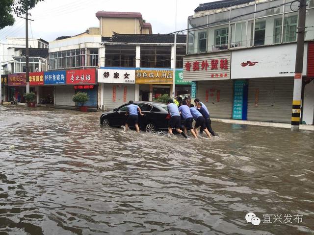 雨水来袭道路积水堵塞，城区多处积水严重