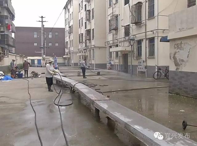 雨水来袭道路积水堵塞，城区多处积水严重