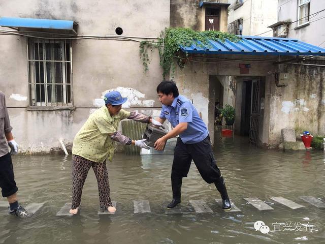 雨水来袭道路积水堵塞，城区多处积水严重