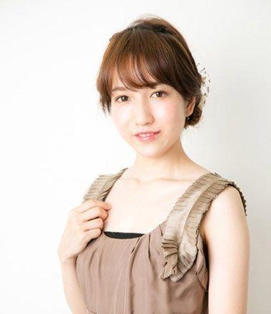 半散发无任何发饰的简单盘发，2款韩式低发髻盘发教程