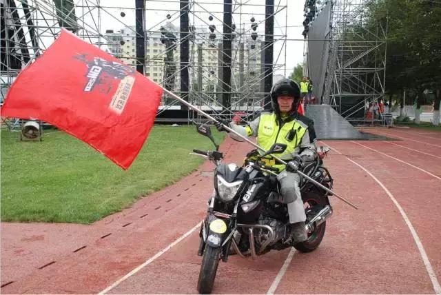 骑摩托环球旅行女人，90后女孩骑摩托车270天