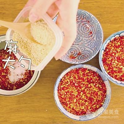 辣椒油的制作方法，辣椒油制作方法（只浇热油就“废”了）
