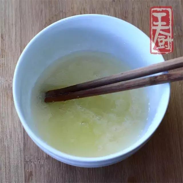 脆皮糖衣花生米的做法，脆皮花生怎么弄（原来在家做挂霜花生米这么简单）
