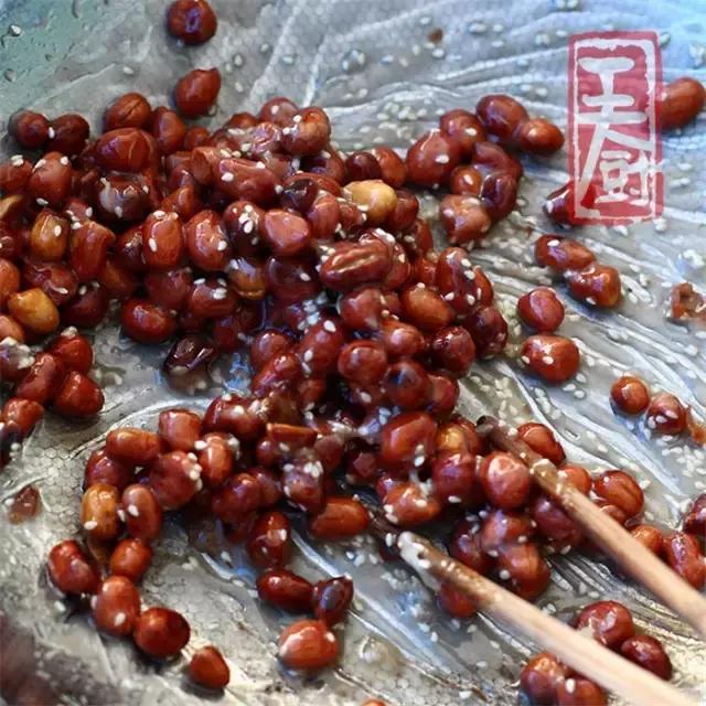 脆皮糖衣花生米的做法，脆皮花生怎么弄（原来在家做挂霜花生米这么简单）