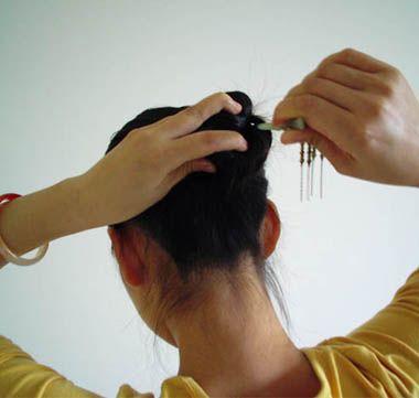 簪子盘发教程简单又漂亮，2款适合50岁女人的簪子发型盘发教程