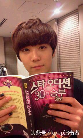 李弘基粉色头发现场，笑起来的时候感觉笑到我心里去了