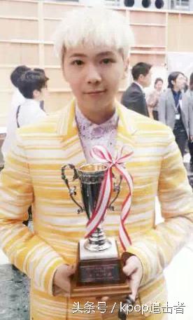 李弘基粉色头发现场，笑起来的时候感觉笑到我心里去了