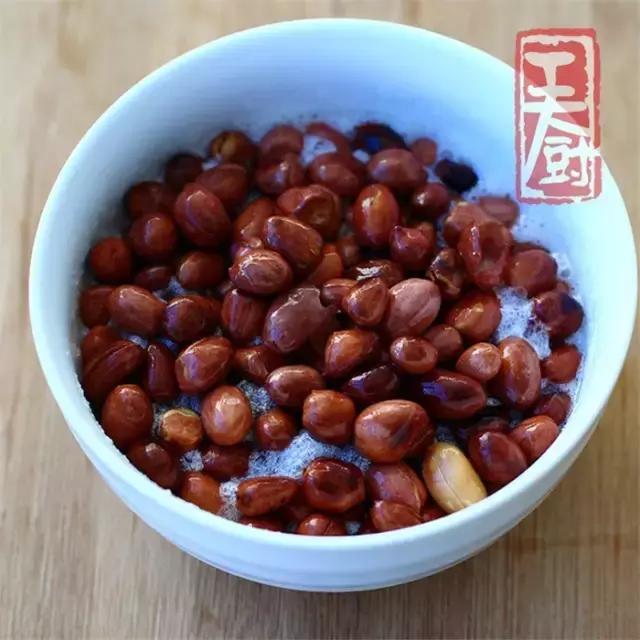 脆皮糖衣花生米的做法，脆皮花生怎么弄（原来在家做挂霜花生米这么简单）