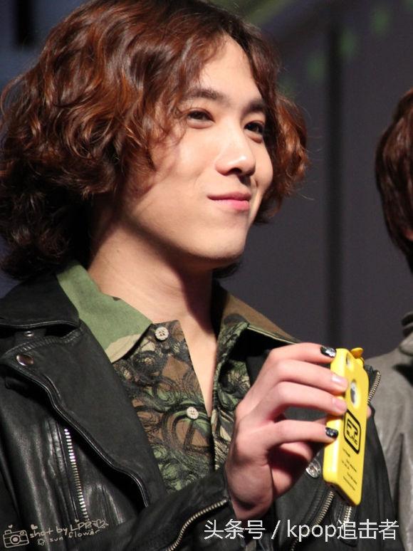 李弘基粉色头发现场，笑起来的时候感觉笑到我心里去了