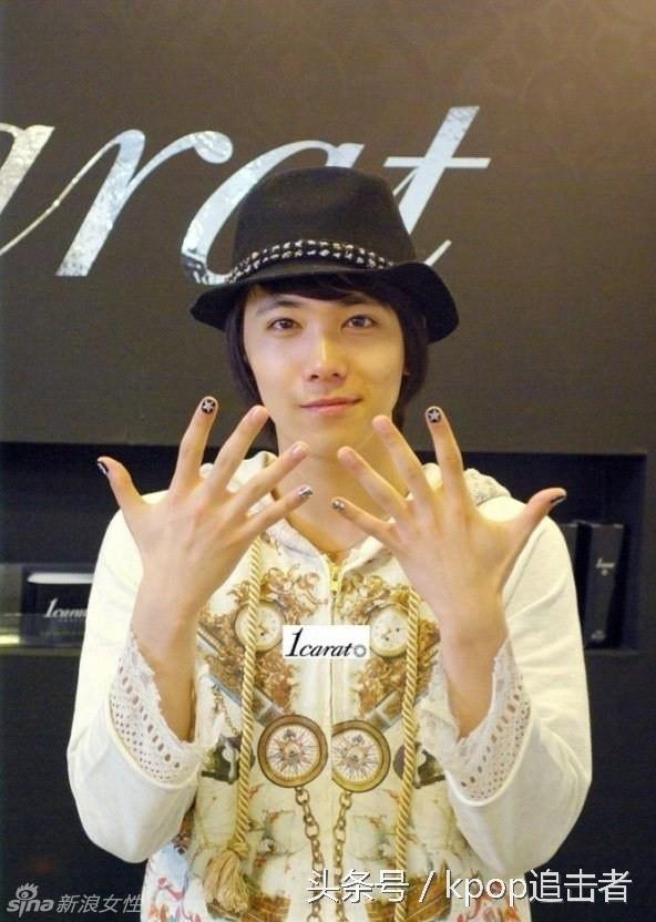 李弘基粉色头发现场，笑起来的时候感觉笑到我心里去了