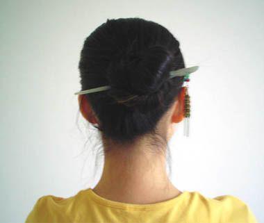 簪子盘发教程简单又漂亮，2款适合50岁女人的簪子发型盘发教程