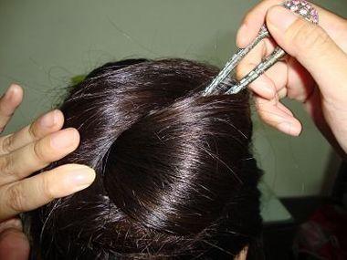 簪子盘发教程简单又漂亮，2款适合50岁女人的簪子发型盘发教程