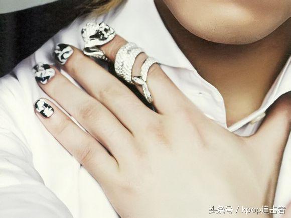 李弘基粉色头发现场，笑起来的时候感觉笑到我心里去了