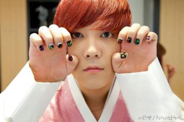 李弘基粉色头发现场，笑起来的时候感觉笑到我心里去了