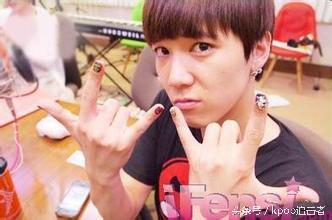 李弘基粉色头发现场，笑起来的时候感觉笑到我心里去了