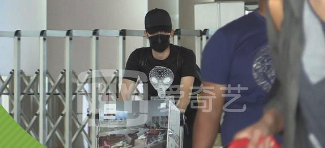 张睿和谁是男朋友，张睿和神秘女子牵手吃路边摊恋情曝光