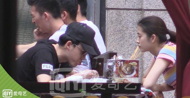 张睿和谁是男朋友，张睿和神秘女子牵手吃路边摊恋情曝光