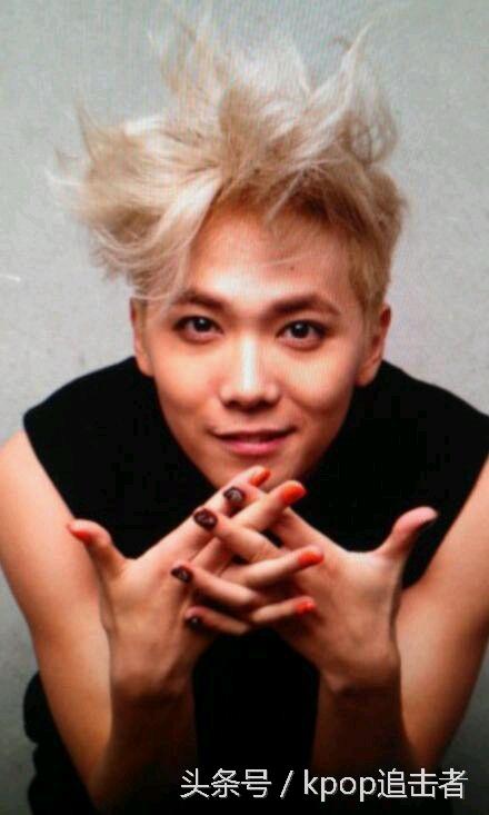 李弘基粉色头发现场，笑起来的时候感觉笑到我心里去了