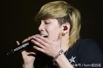 李弘基粉色头发现场，笑起来的时候感觉笑到我心里去了