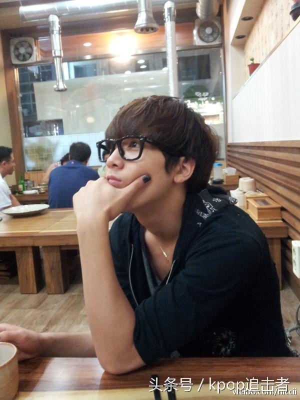 李弘基粉色头发现场，笑起来的时候感觉笑到我心里去了