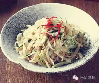 海蜇丝怎么做好吃，海蜇丝的正确食用方法来啦（海蜇这样做冷吃热吃都不错）