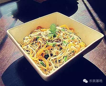海蜇丝怎么做好吃，海蜇丝的正确食用方法来啦（海蜇这样做冷吃热吃都不错）