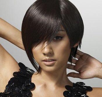 沙宣发型图片女短发，适合沙宣短发的发型（穿白色抹胸连衣裙配百万珠宝）