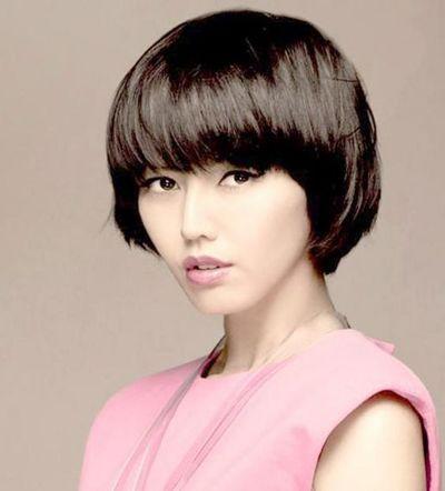 沙宣发型图片女短发，适合沙宣短发的发型（穿白色抹胸连衣裙配百万珠宝）