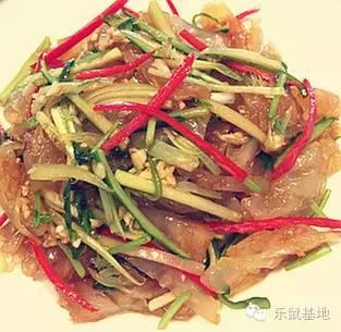 海蜇丝怎么做好吃，海蜇丝的正确食用方法来啦（海蜇这样做冷吃热吃都不错）