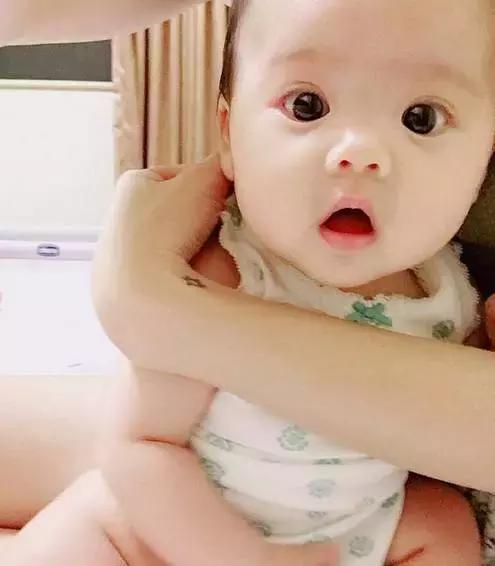 失恋哭化妆的，分手妆火了女孩边哭边化妆的样子感动了几十万人