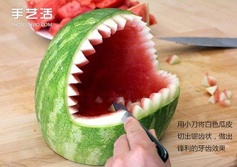 西瓜雕花基本步骤图，教你如何把西瓜雕刻成鲨鱼果盘