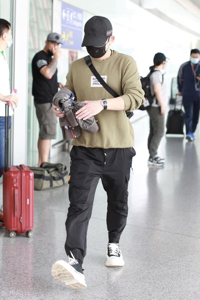 卫衣肥胖男(微胖男生卫衣宽松还是合身)