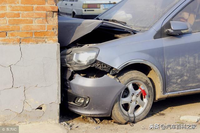 开车撞墙上了没有报保险开走了，过几天再报案保险公司会赔吗？