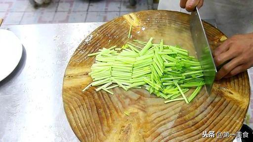 芹菜炒腊肠的做法，芹菜炒生腊肠家常做法