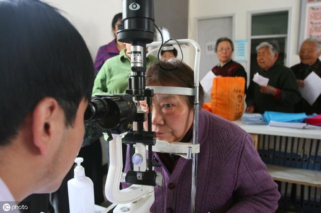 糖尿病眼睛出血吃什么(糖尿病眼睛出血严重吗)