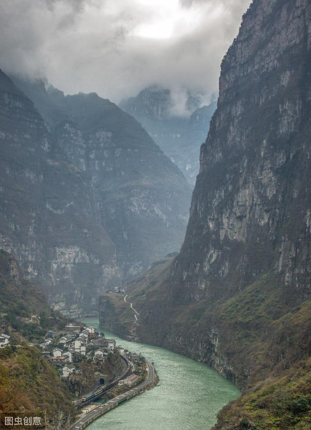 坐火车旅行最美线路，8条全国最美火车旅行线路